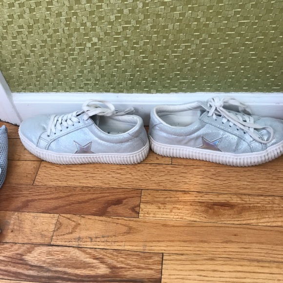 Coolest Silver Metallic Sneakers with Stars size 9 - Picture 2 of 5